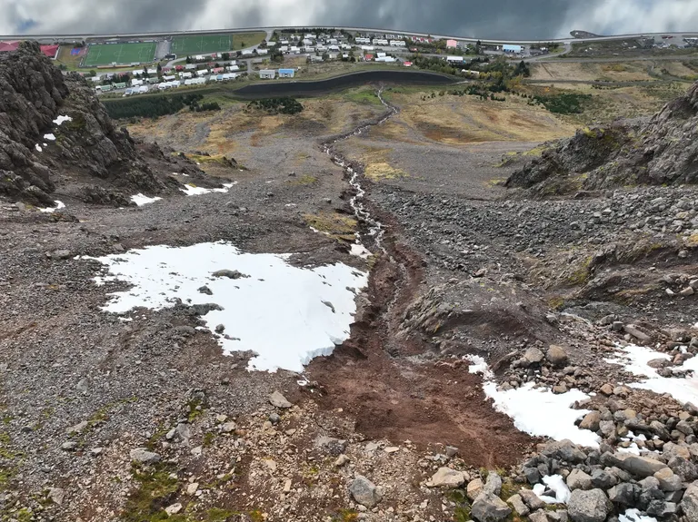 Myndin sýnir upptakasvæði aurskriðu sem féll úr Gleiðarhjalla, ofan Ísafjarðar.
