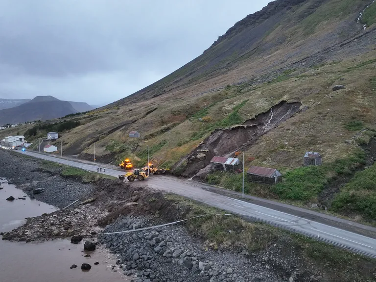 Myndin sýnir skriðu sem féll í Eyrarhlíð 2. október. Skriðan var 20 metra breið á vegi.