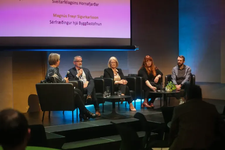 Elín Björk Jónasdóttir frá umhverfis-, orku- og loftslagsráðuneytinu stýrði pallborði.