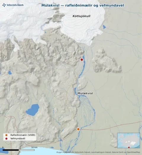 Kort af Múlakvísl sunnan Kötlujökuls. Rauður punktur sýnir staðsetningu vefmyndavélar nærri jökuljaðrinum og appelsínugulur punktur sýnir rafleiðnimæli við Þjóðveg 1, sunnar með ánni.