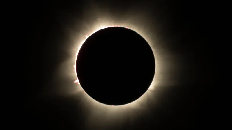 Almyrkvi á sólu þar sem tunglið hylur sólina og sólkórónan sést sem ljós hjúpur umhverfis tunglið.